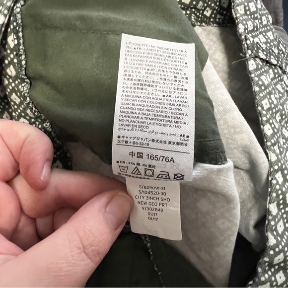 Gap Khaki Shorts Womens Size 10 Mid Rise Chino 3" Inseam Twill Geometric Green - Picture 6 of 6